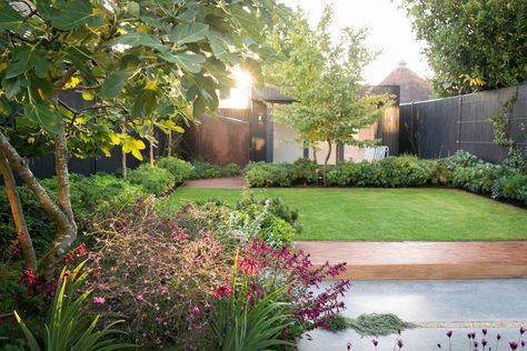 Modern English Garden Design, Farlam And Chandler, Bungalow Garden Design, Square Garden Design, Modern English Garden, Modern Country Garden, Alley Garden, Rectangle Garden Design, Campus Landscape Design