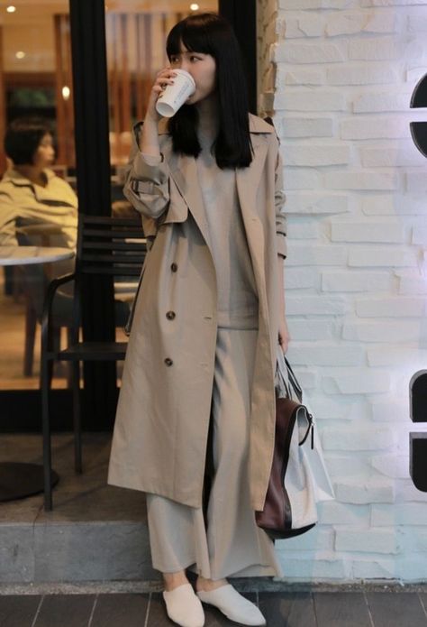 Asian Trench Coat Outfit, Korean Trench Coat Outfit, Trench Coat And Dress, Cafe Snaps, Fashion For Over 50, Japan Autumn, Japan Outfits, Trench Coat Outfit, Dad Sneakers