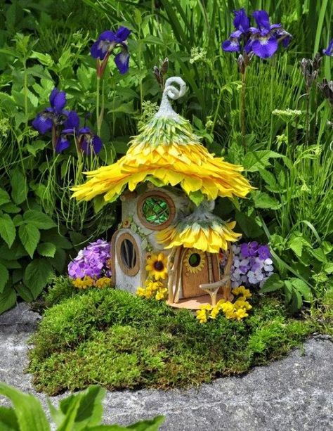 Miniature Garden Design, Village Ideas, Fairy Tree Houses, Fairy House Crafts, Clay Fairy House, Fairy Village, Fairy Lanterns, Fairy House Diy, Fairy Garden Crafts