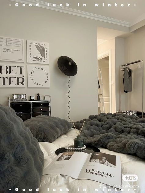 Black Room Aesthetic Bedroom, Black Room Aesthetic, Bedroom Ideas For Small Rooms Cozy, White Room Decor, Bedroom Cozy, Room Redesign, Pinterest Room Decor, Black Room, Minimalist Room