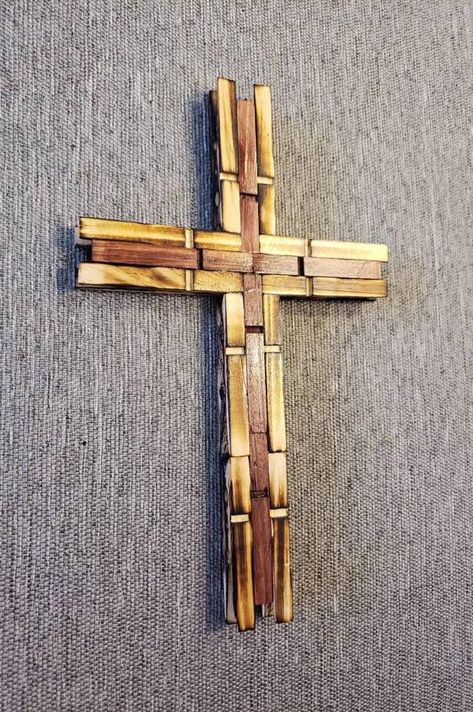 Wooden Crosses Diy, Clothes Pin Art, Clothespin Cross, Painted Clothes Pins, Wood Crosses Diy, Crosses Diy, Wooden Cross Crafts, Clothespin Crafts Christmas, Rustic Wood Cross