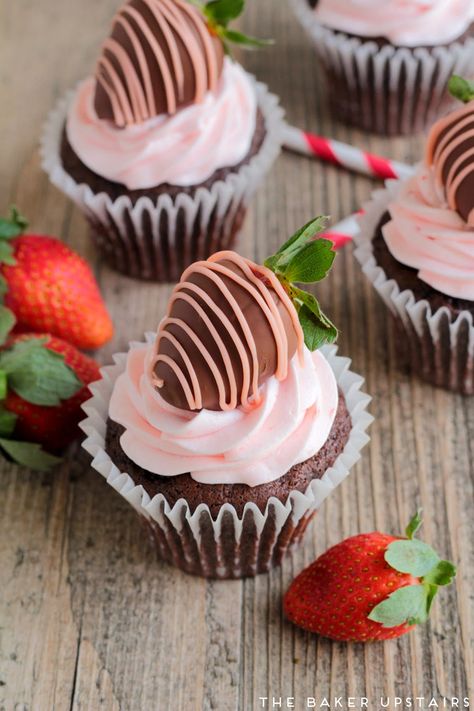 The Baker Upstairs: chocolate-covered strawberry cupcakes Fancy Cupcakes, Covered Strawberry, Chocolate Covered Strawberry, Gourmet Cupcakes, Strawberry Cupcakes, Covered Strawberries, Savoury Cake, Chocolate Covered Strawberries, Strawberry Recipes