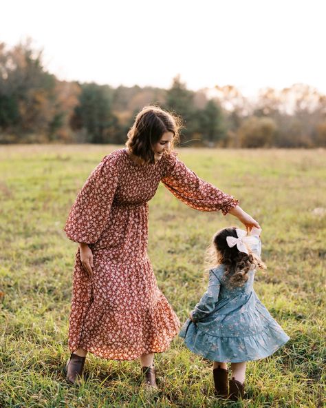 Fall Photoshoot Mom And Daughter, Mom And Daughter Fall Photoshoot, Fall Mother Daughter Photoshoot, Daughter Pictures, Mother Daughter Pictures, Daughter Photoshoot, Mother Daughter Photoshoot, Fall Photo Shoot Outfits, Mommy And Me Photo Shoot