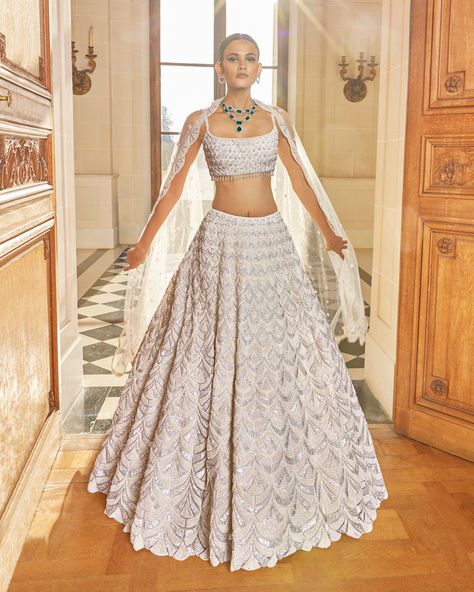 Ivory Lehenga, Seema Gujral, Sangeet Outfit, White Lehenga, Scallop Pattern, Floral Lehenga, Padded Blouse, Embroidered Lehenga, Lehenga Blouse