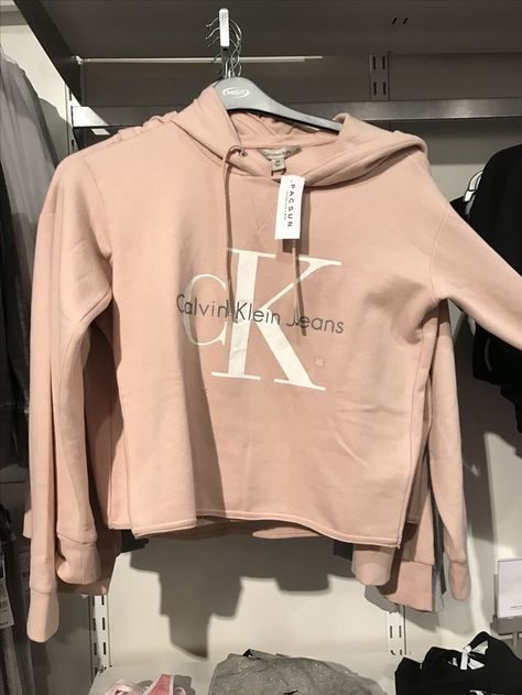 Calvin Klein Outfits Baddie, Jeans Cargos, Calvin Klein Outfits, Outfits Baddie, Pink Calvin Klein, Mode Shoes, Latest Jeans, Lifestyle Clothing, Teenage Fashion Outfits