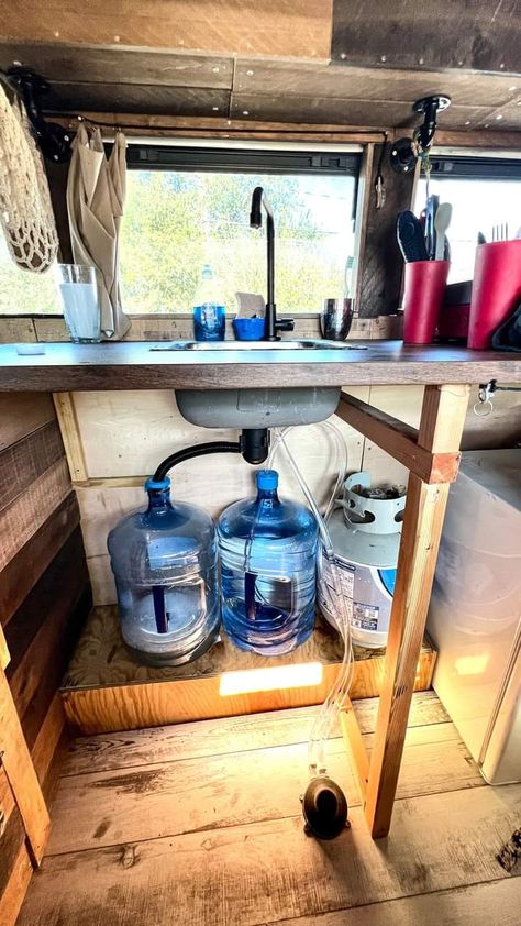 Small Food Trailer Interior, Coffee Horse Trailer Interior, Lemonade Food Truck Ideas, Mobile Business Ideas Trailers, Food Truck Aesthetic, Iced Cocoa, Mobile Bar Trailer, Mobile Coffee Bar, Mobile Bar Ideas