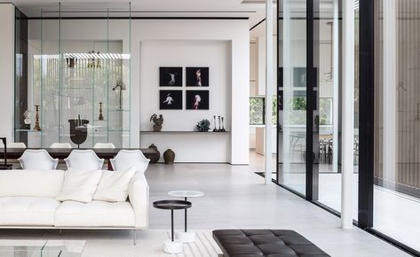 Piero Lissoni creates a modernist Tel Aviv home with a Milanese twist Piero Lissoni, Wallpaper Uk, Private Villas, Design Modern, Elle Decor, Best Interior, Modern Interior Design, Luxury Interior, Interior Spaces