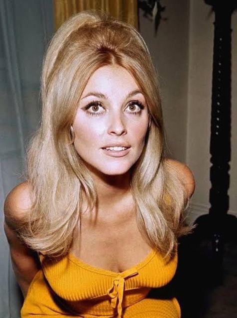 70s Hair And Makeup, Disco Hair, Gogo Girl, 1970s Hairstyles, 60s Hair, Lady Gaga Pictures, 70s Hair, Definition Of Love, Sharon Tate