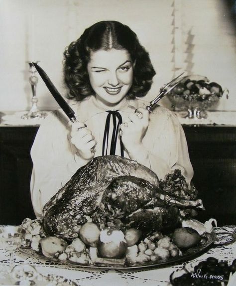 Rita Hayworth Thanksgiving Funny Vintage Photos, Ann Sheridan, Retro Thanksgiving, Thanksgiving Photos, Thanksgiving Inspiration, Vintage Thanksgiving, Rita Hayworth, Actrices Hollywood, Vintage Humor