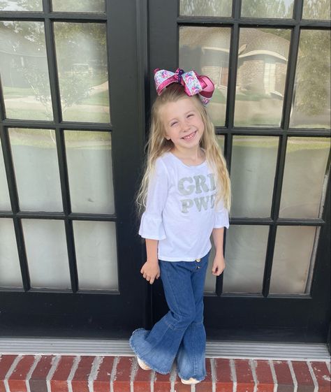 We love these cute bell bottom jeans!! #bellbottoms #bellbottomjeans #kidsstyle #girlsoutfits #amazonfashion Flare Pants Jeans, Outfit Hippie, Jeans Western, Cowgirl Outfit, Vintage Toddler, Hippie Pants, Vintage Baby Girl, Cute Pants, Bottom Jeans