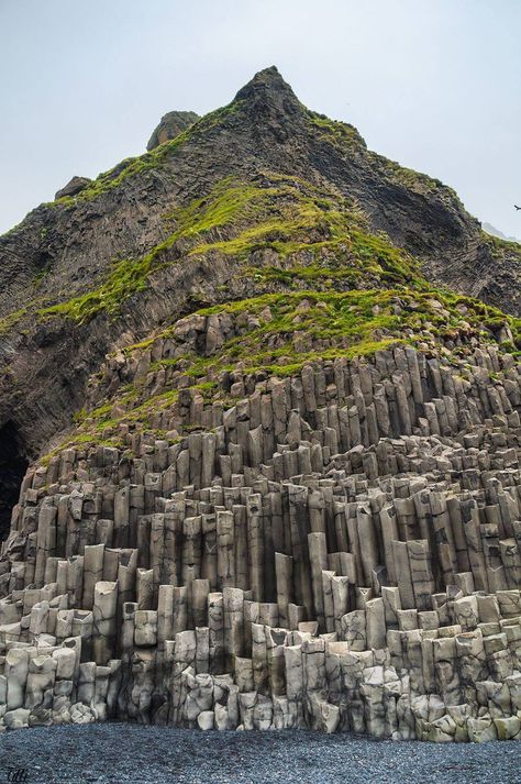 Reynisfjara, Iceland (reminds me of some columnar basalt formations in Oregon) Iceland Rocks, Columnar Basalt, Ice Nature, Iceland Landscape, Iceland Photography, Geology Rocks, Visit Iceland, Ancient Tree, Iceland Travel