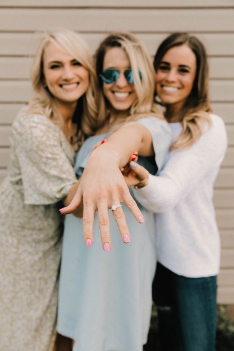 Rehearsal Dinner Games, Maid Of Honor Responsibilities, Bachelorette Party Photo, Moh Duties, Maid Of Honor Duties, Bridesmaid Photoshoot, Dinner Games, Bridal Shower Photos, Party Photoshoot