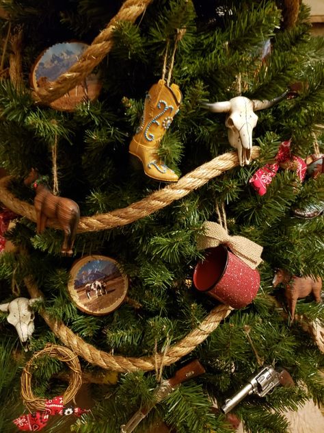 Western Xmas Tree, Cowboy Christmas Decorations Diy, Western Themed Christmas Tree, Rustic Christmas Tree Themes, Western Christmas Tree Ideas, Cowboy Christmas Tree Ideas, Yellowstone Christmas, Natal Country, Western Christmas Tree