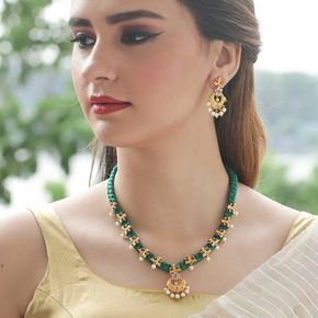 Premium quality gold plated thread necklace from @shoptarinika Indian Necklace Set, Antique Necklace Set, Ruby Jewelry Necklaces, Jewelry Necklace Simple, Necklace Set Indian, Gold Jewelry Simple Necklace, Pearl Necklace Designs, Beaded Necklace Designs, Indian Necklace