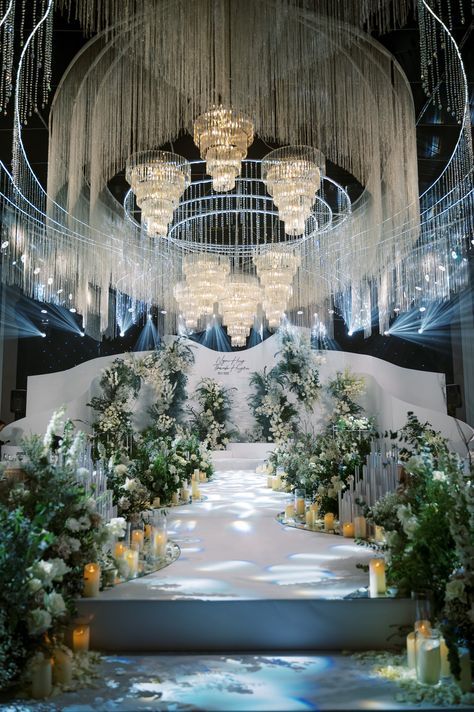 Indoor Outdoor Wedding Decor, Wedding Stage White Theme, Simple Ballroom Wedding Decor, Wedding Catwalk Decoration, Ballroom Wedding Reception Layout, Wedding Venue Ballroom, Wedding Ball Room Decoration, Ceiling Design Wedding Receptions, Wedding Sealing Decoration