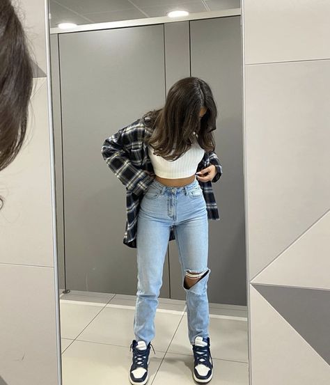 fan outfits account on Twitter: "ripped jeans… " Pastel Outfit, Foto Tips, Tomboy Style Outfits, Causual Outfits, Streetwear Fashion Women, Swaggy Outfits, Tomboy Fashion, Teenage Fashion Outfits, Edgy Outfits