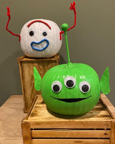 Forky Pumpkin Painting, Pumpkin Painting Duo Ideas, Painted Pumpkins Cartoon Character, Pumpkin Painting Ideas Toy Story, Green Painted Pumpkin Ideas, Alien Pumpkin Decorating, Painted Pumpkins Ideas For Kids, Green Pumpkin Ideas, Painting Pumpkins Ideas Diy Halloween