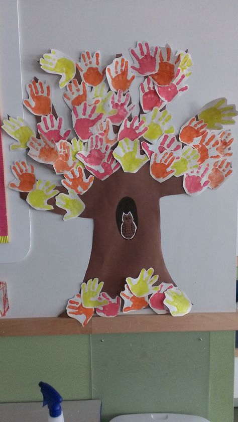 Fall Craft: Helping Hands Fall Tree - Great for a classroom thankfulness tree.  They can trace their handprint and write what they are thankful for in it..  Then attach to trunk. Thankfulness Tree, Acorn Craft, Thankful Crafts, Handprint Tree, Thanksgiving Door Decorations, Bulletin Board Tree, Craft For Children, Hand Print Tree, Door Tree