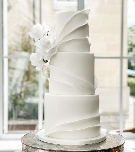 Black And White Wedding Cake, Succulent Cake, Beach Wedding White, Wedding Cakes Elegant, 3 Tier Wedding Cakes, Fondant Wedding Cakes, Luxury Cake, Elegant Birthday Cakes, Classic Wedding Cake