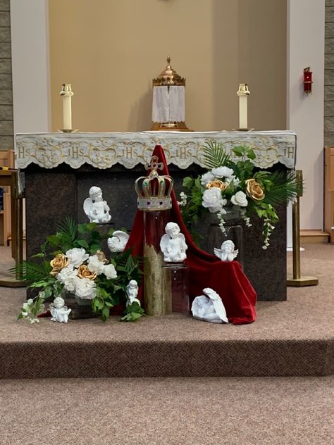 Decorations for a king Christ The King Feast, Church Altar Decorations, Catholic Altar, Church Altar, Altar Design, Altar Flowers, Church Decorations, Altar Decor, Christ The King