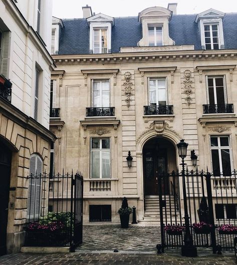 Parisian House Exterior, Parisian Exterior, Paris Townhouse, High Fashion Brands, Baroque Interior Design, Classic Facade, Parisian House, Hotel Facade, Townhouse Exterior