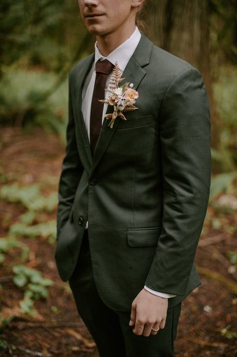 Fall Suits For Men Wedding, Fall Wedding Outfits Men, Green Tux, Green Suit Men, Forest Green Wedding, Olive Green Suit, Green Wedding Suit, Dark Green Wedding, Olive Green Weddings