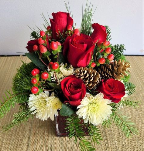 Christmas Flower Arrangements Ideas, Flower Garden Aesthetic, Flower Arrangements Ideas, Christmas Floral Arrangements Diy, Christmas Floral Designs, Winter Flower Arrangements, Winter Floral Arrangements, Holiday Flowers, Winter Arrangements