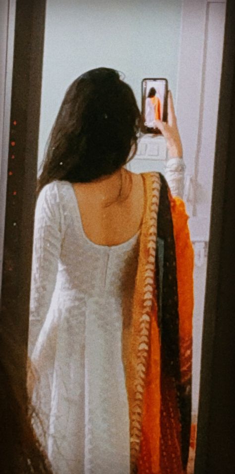 Saree Poses, Desi Fashion Casual, Self Portrait Poses, Stylish Photo Pose, Classy Photography, Indian Aesthetic, Quick Outfits, Cute Selfies Poses, Photography Poses Women