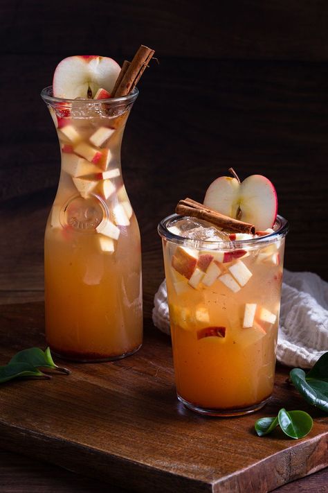 Apple Pie Mocktails, Virgin Fall Punch, Non Alcoholic Drinks For Fall Wedding, Fall Virgin Cocktails, Apple Pie Punch Non Alcoholic, Thanksgiving Non Alcoholic Drink, Non Alcoholic Big Batch Drinks, Virgin Fall Cocktails, Fall Wedding Drinks Non Alcoholic