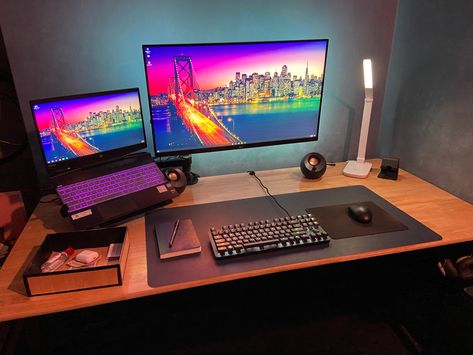 Laptop Setup, Laptop Gaming Setup, Bedroom Workspace, Setup Gamer, Computer Desk Setup, Gamer Setup, Setup Ideas, Gaming Room Setup, Pc Setup