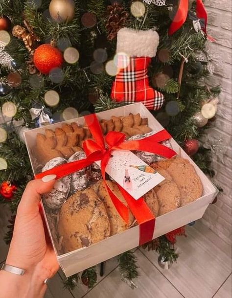 Xmas Cookies Aesthetic, Christmas Packaging Food, Christmas Bakery Aesthetic, Christmas Cookie Boxes Packaging, Cookie Gift Box Ideas, Cookies Gift Box Ideas, Ideas Para Vender En Navidad, Christmas Cookie Box Ideas, Galletas Aesthetic