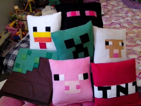 Minecraft Diy Bedroom Decor, Minecraft Hearts Room Decor, Minecraft Sewing Projects, Minecraft Theme Pillow, Boys Minecraft Bedroom, Gamer Pillows Diy, Minecraft Pillow, Mine Craft Bedding, Felt Pillows