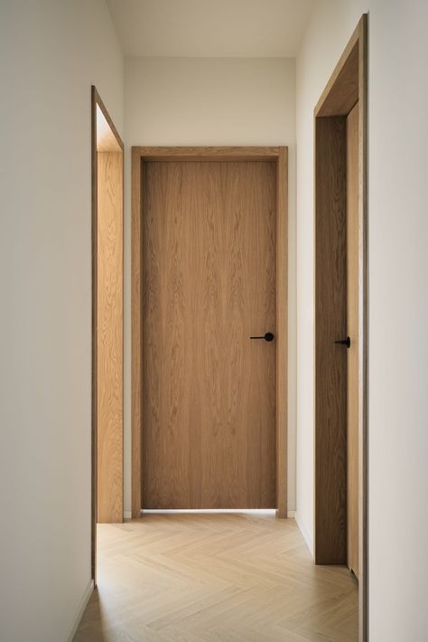 Interior Design Doors Modern, Minimal Door Trim Ideas, Room Threshold Ideas, White Doors With Stained Trim, 70s Houses Architecture, Mid Century Internal Doors, Modern Indoor Doors, Wood Door Casing, Natural Wood Doors Interior