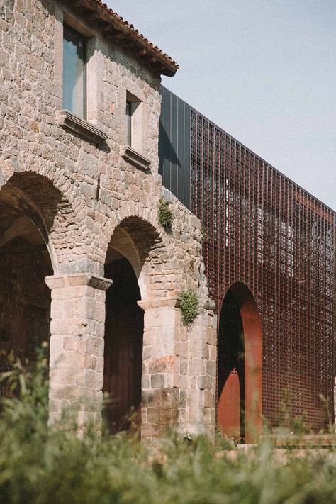 Ruin Architecture, Liverpool Library, Cantina Vini, Architecture 2023, Modern Chateau, Architecture Pictures, Corsica France, Renovation Architecture, Architecture Magazine