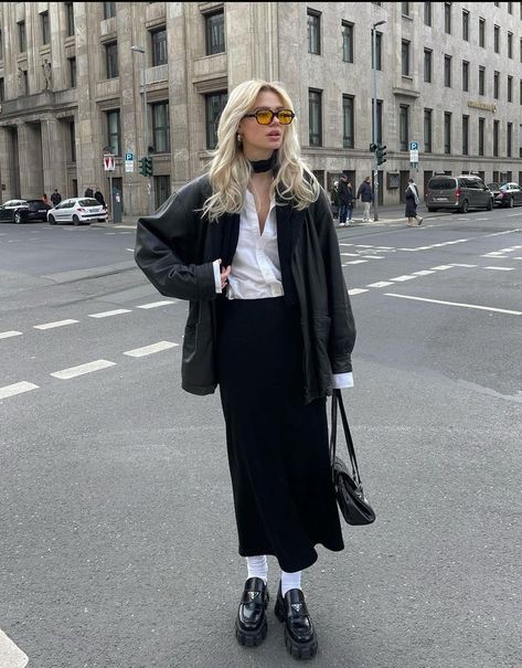 Navy Oversized Blazer, Linda Sza, Black Skirt Outfits, Sheer Black Tights, Maxi Skirt Outfits, Rock Outfit, Black Maxi Skirt, Leather Jacket Outfits, Mode Casual