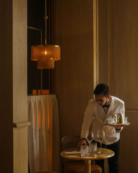 John Whelan adorns Paris' Nolinski restaurant with art-deco details Minimal Color Palette, Parisian Art, Mirror Panel, Saint Luke, Restaurant Photography, Mirror Panels, Luxury Restaurant, The Guild, Art Deco Movement