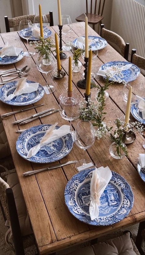 Every Day Table Settings, Blue Plates Table Setting, Blue Christmas Table Setting, Christmas Dinner Table Decorations, Dinner Table Decorations, Romantic Wedding Setting, Eerie Photos, Romantic Wedding Ideas, Chandelier Table