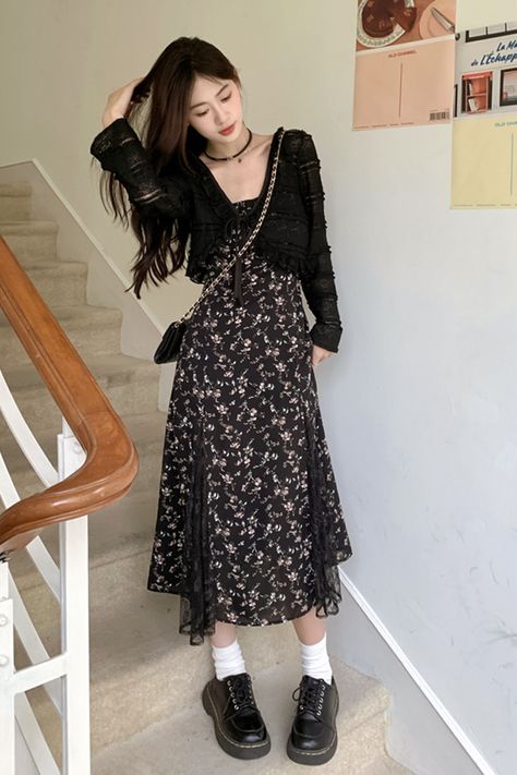 beautiful young woman in a witchy outfit is posing for the camera Summer Gothic Outfits, Goth Spring Outfits, Casual Witch Outfit, Summer Witch Outfits, Outdoor Style Women, Witch Summer, Diy Armor, Summer Witch, Spring Witch