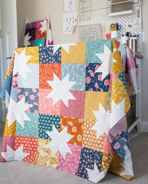 Star Pop II is a fun and modern quilt pattern from Emily Dennis of quiltylove.com! This pattern goes together quickly and is great for showing off your favorite fabric line! #starquiltpattern #modernquilts #quiltdesign Sawtooth Star Quilt, Arrow Quilt, Quilty Love, Sawtooth Star, Quilt Ladder, Star Quilt Pattern, Tiled Quilt, Neutral Quilt, Cake Quilt