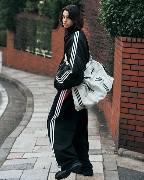 Balenciaga Street Style, Synthwave Fashion, Sportswear Outfits, Sports Costume, Look Adidas, Model Aesthetic, Adidas Fashion, Adidas Outfit, Alternative Outfits