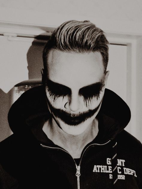 Scary Makeup Looks For Men, Mens Sfx Makeup, Goth Halloween Costume Ideas Men, Easy Scary Clown Makeup Male, Creepy Halloween Face Paint, Halloween Makeup Men Scary, Mens Scary Clown Makeup, Creepy Demon Makeup, Halloween Facepainting Men