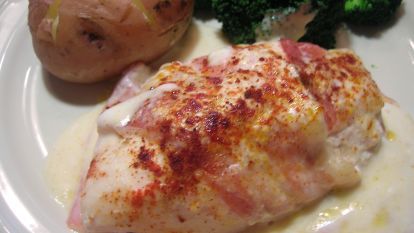 Chicken with Dried Beef, Bacon & Sour cream sauce Notes: Cube up meat. Layer beef, chicken then bacon.  Use 8 oz. softened cream cheese, 8oz. sour cream, 1 can cream of mushroom and mix. No need to heat up in sauce pan, just mix and spread on top of meat.   Can bake at 275° for 3 hrs.   Good with rice as side. Dried Beef And Chicken Recipe, Chicken With Dried Beef, Dried Beef Recipes, Company Chicken, Cream Of Mushroom Chicken, Dried Beef, Beef Wraps, Chipped Beef, Beef Bacon