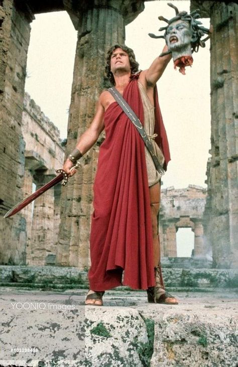 Harry Hamlin as Perseus in Clash of Titans (1981). Clash Of The Titans 1981, Clash Of Titans, Harry Hamlin, 1980s Movies, Myths & Monsters, Clash Of The Titans, Sci Fi Comics, The Titans, Adventure Film