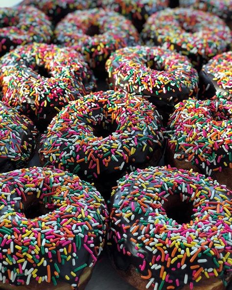 It's Friyay so treat yo' self to a chocolate sprinkled donut ! #PVDonuts Donuts Street Food, Rainbow Sprinkle Donut, Sprinkled Donut, Voodoo Donuts Portland, Mister Donuts, Donut Care, J.co Donuts Philippines, Voodoo Doughnuts Portland, Sprinkle Donut