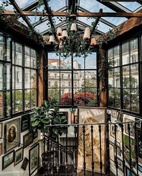 Paris Restaurants Interior, Paris In April, Bar Paris, Glass Restaurant, Restaurant Paris, Parisian Vibes, Restaurant Concept, European Antiques, Paris Restaurants