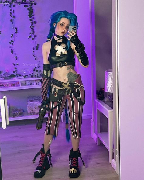 World Cosplay 🌍🕊, [19 de jul de 2022 a las 5:32 AM] Jinx by ravvcoser Fandom: league of legends Tags: #LeagueofLegends #Jinx #ravvcoser Jinx Casual Outfit, Cosplay Art, Jinx Style Clothes, Jinx New Outfit, Jinx Outfit Ideas, Jinx Outfit, Jinx Inspired Outfit, Arcane Cosplay, Jinx Costume