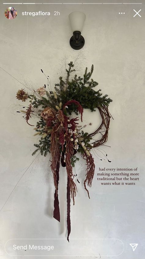 Christmas Wreath With Dried Hydrangeas, Dried Winter Wreath, Diy Floral Ornaments, Half Wreath Christmas, Contemporary Christmas Wreath, Dried Floral Christmas Wreath, Christmas Dried Flower Wreath, Dried Christmas Flowers, Christmas Dried Flower Arrangements