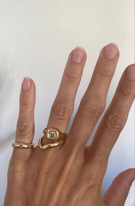 Engagement Ring Chunky Band, Chunky Gold Wedding Band, Chunky Gold Engagement Ring, Cute Engagement Rings, Bezel Engagement Ring, Future Engagement Rings, Ring Inspo, Style Evolution, Dope Jewelry