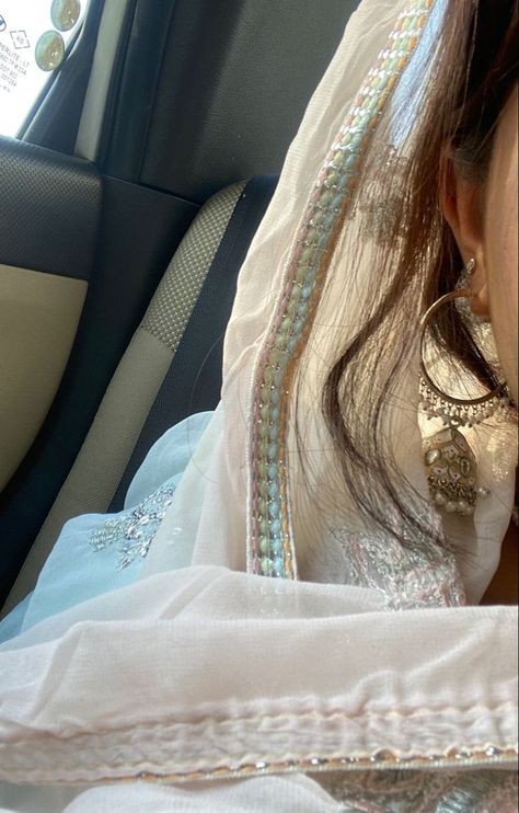 Eid Looks, Girly Swag, Snap Streak Ideas Easy, Desi Fashion Casual, Desi Aesthetic, Hijabi Aesthetic, Photography Summer, Best Poses For Pictures, Simple Pakistani Dresses