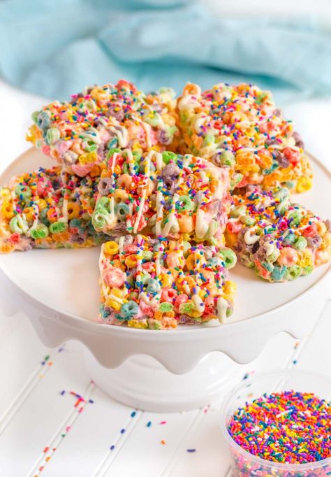 Rainbow Fruit Loop Treats Fruit Loop Treats, Fruity Pebbles Treats, Fruity Pebbles Cereal, Rainbow Treats, Krispie Treats Recipe, Rice Recipes For Dinner, Krispy Treats, Rainbow Fruit, Cereal Treats